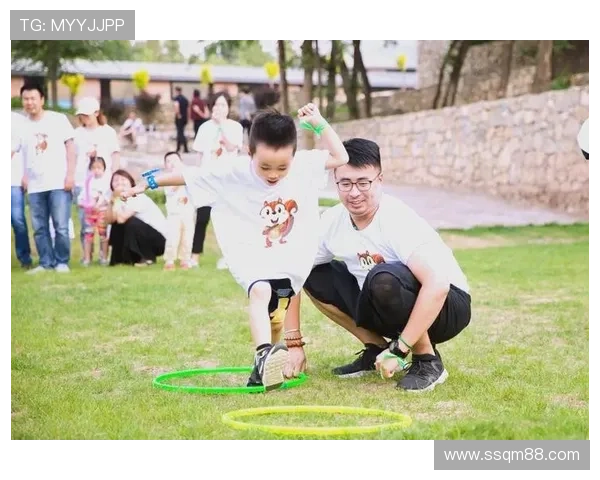 篮球巨星与足球传奇的意外邂逅，共同挑战跨界对决的精彩瞬间